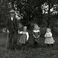 Ahlkvist, Emil med barn, Signe tillvänster